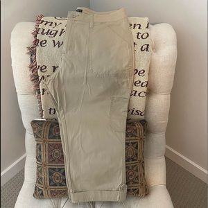 BNWOT Lee Relaxed Fit Mid Rise capri.